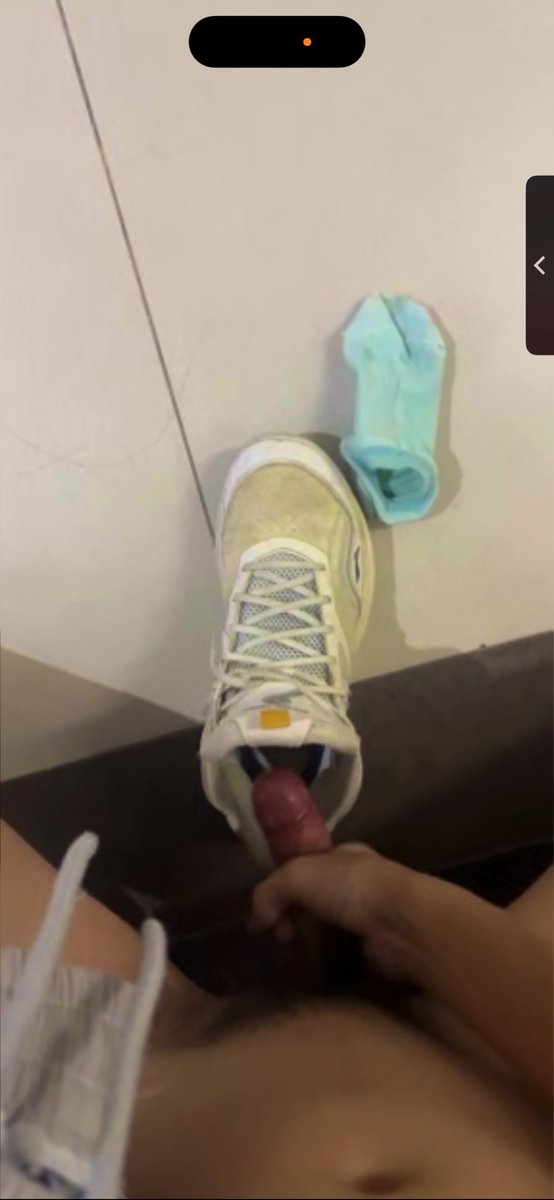zwznzwzn's tweet photo. 指挥直男贱狗去玩邻居的鞋袜

让他在天台套着女人的袜子暴露

然后让他射在女人男朋友的球鞋里面

最后指挥他离开  我再返回现场 

拍下他刚留下的痕迹😎 #调教直男 https://t.co/TeuGZDfGo0