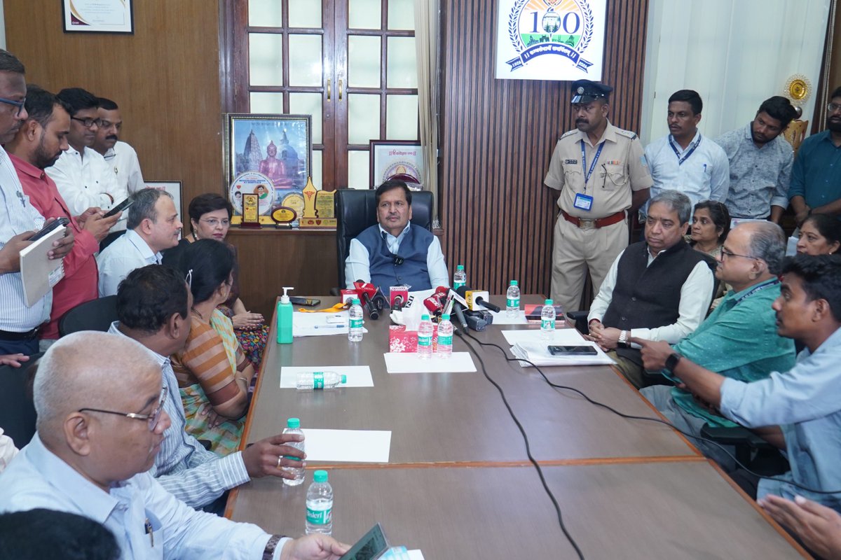 MPLodha's tweet image. नागरिकांनी उपस्थित केलेल्या समस्या लक्षात घेऊन आज के.ई.एम. रुग्णालयास भेट दिली

- येथील ढिसाळ व्यवस्थापनामुळे रुग्णांना होत असलेला त्रास अतिशय गंभीर आहे. घोटाळे, भ्रष्टाचार दलालशाहीमुळे येथील रुग्णसेवा बाधित झाली आहे.
-  सिटी स्कॅन, एमआरआय यासारखी अत्यावश्यक वैद्यकीय उपकरणे…