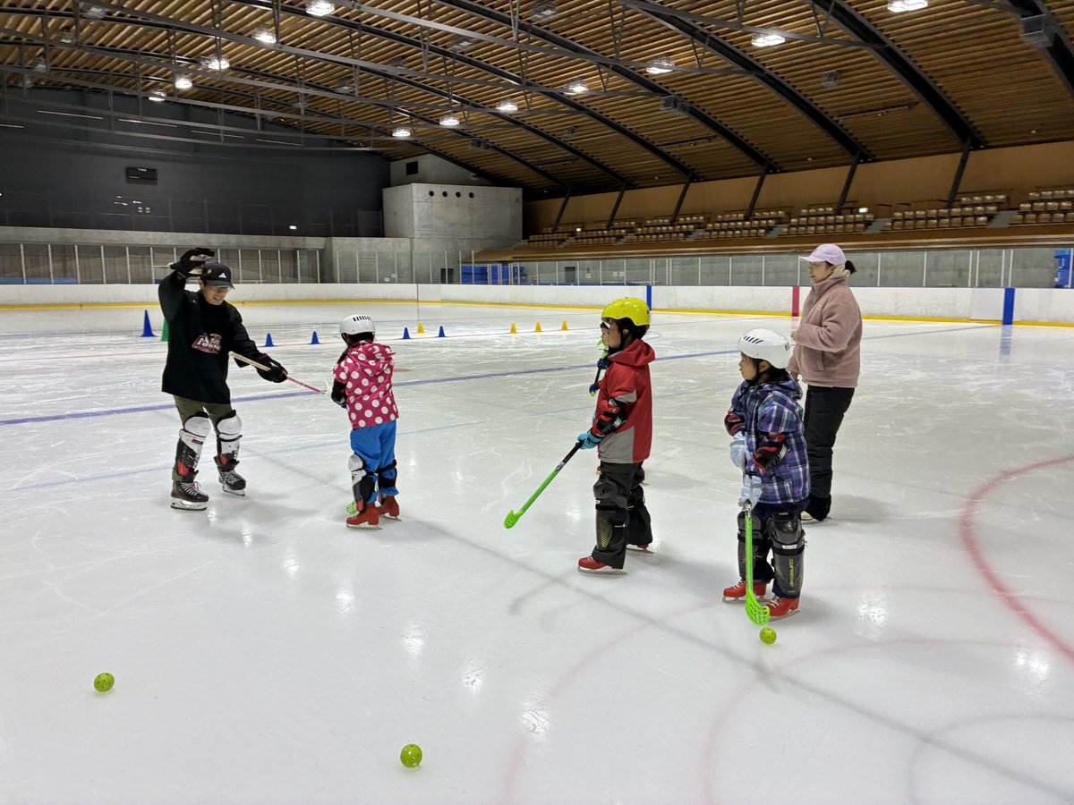 vfsc2017's tweet image. ヴァンフォーレ
#アイススケート&amp;amp; #アイスホッケー

子ども達にスポーツの選択肢を🧊🏑

「楽しそう！」その動機さえあれば、上達はあっという間😳

次回は明日11/11(火)1930-2030で開催📝

申込み↓
x.gd/AOCCX

#vfsc #vfk #ポッキーの日