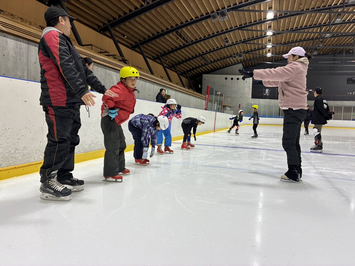 vfsc2017's tweet image. ヴァンフォーレ
#アイススケート&amp;amp; #アイスホッケー

子ども達にスポーツの選択肢を🧊🏑

「楽しそう！」その動機さえあれば、上達はあっという間😳

次回は明日11/11(火)1930-2030で開催📝

申込み↓
x.gd/AOCCX

#vfsc #vfk #ポッキーの日