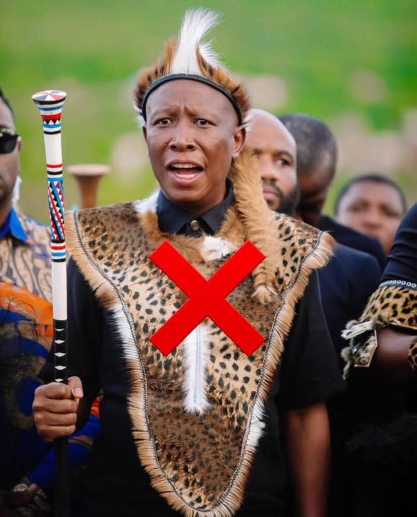 vusumuzikhoza's tweet image. Imvunulo iyiSiko esizweni. One was bought by Marshall from Temu. The other was bought from the Royal household. Spot the difference?
#Imvunulo