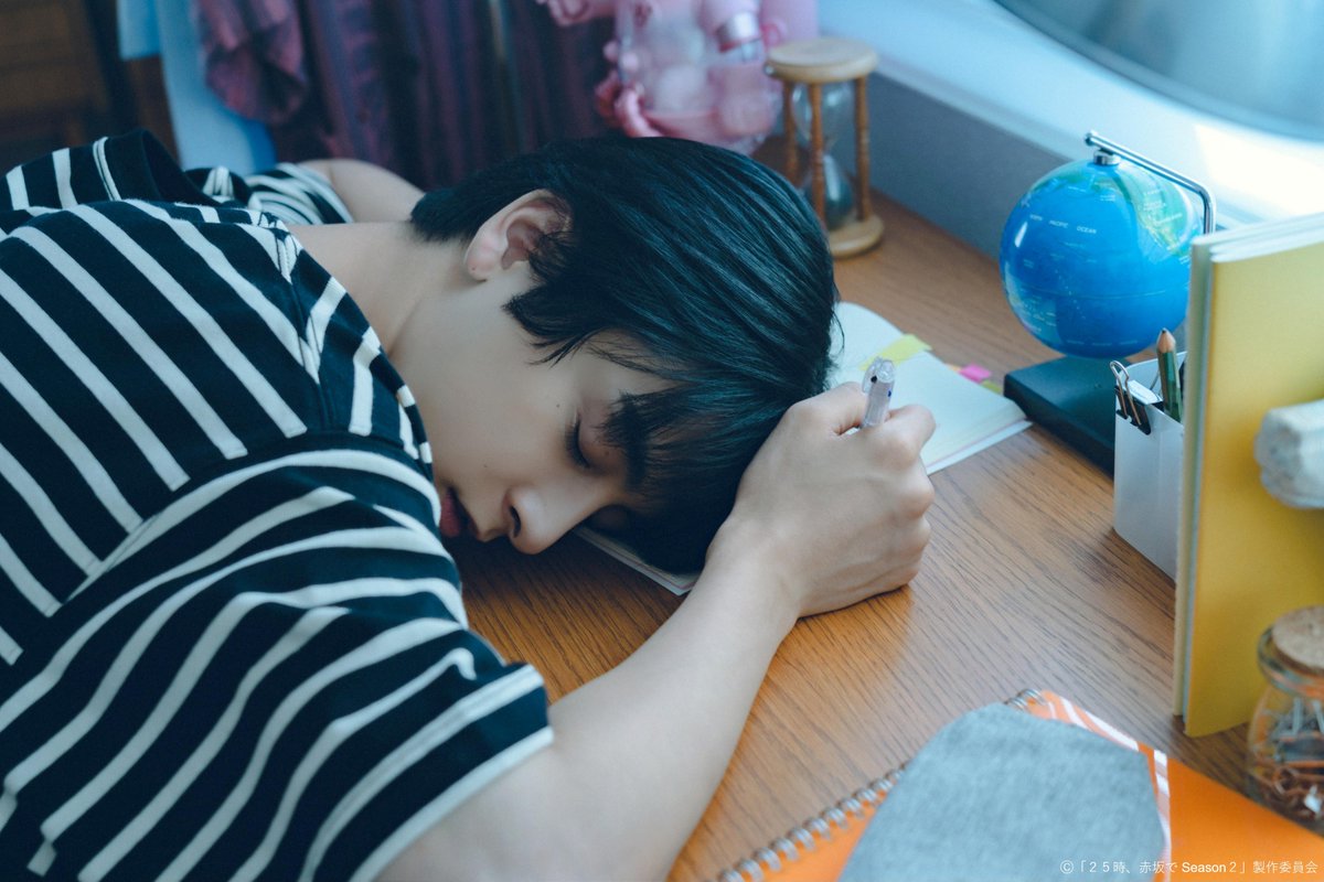 TVTOKYO_PR's tweet image. ⋱＼きょう深夜1時放送／⋰
２５時、赤坂で Season２🌉🫧

「お前に何がわかんだよ」

舞台の稽古中、スランプに陥っていた白崎( #新原泰佑 )。状況を打開するために羽山( #駒木根葵汰 )にリクエストしたこととは⁈一方、羽山の元には母・はるか( #雛形あきこ )からの連絡が入り…。

@25ji_akasakade