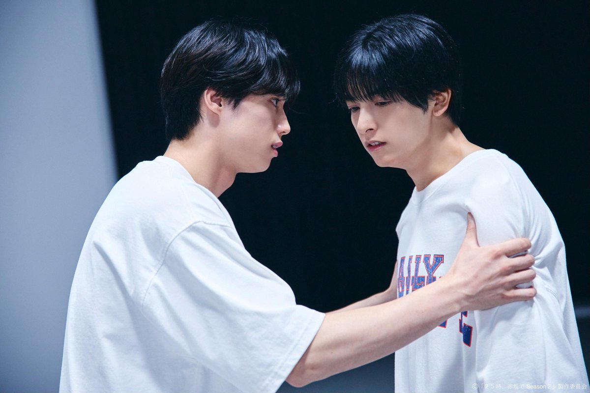 TVTOKYO_PR's tweet image. ⋱＼きょう深夜1時放送／⋰
２５時、赤坂で Season２🌉🫧

「お前に何がわかんだよ」

舞台の稽古中、スランプに陥っていた白崎( #新原泰佑 )。状況を打開するために羽山( #駒木根葵汰 )にリクエストしたこととは⁈一方、羽山の元には母・はるか( #雛形あきこ )からの連絡が入り…。

@25ji_akasakade