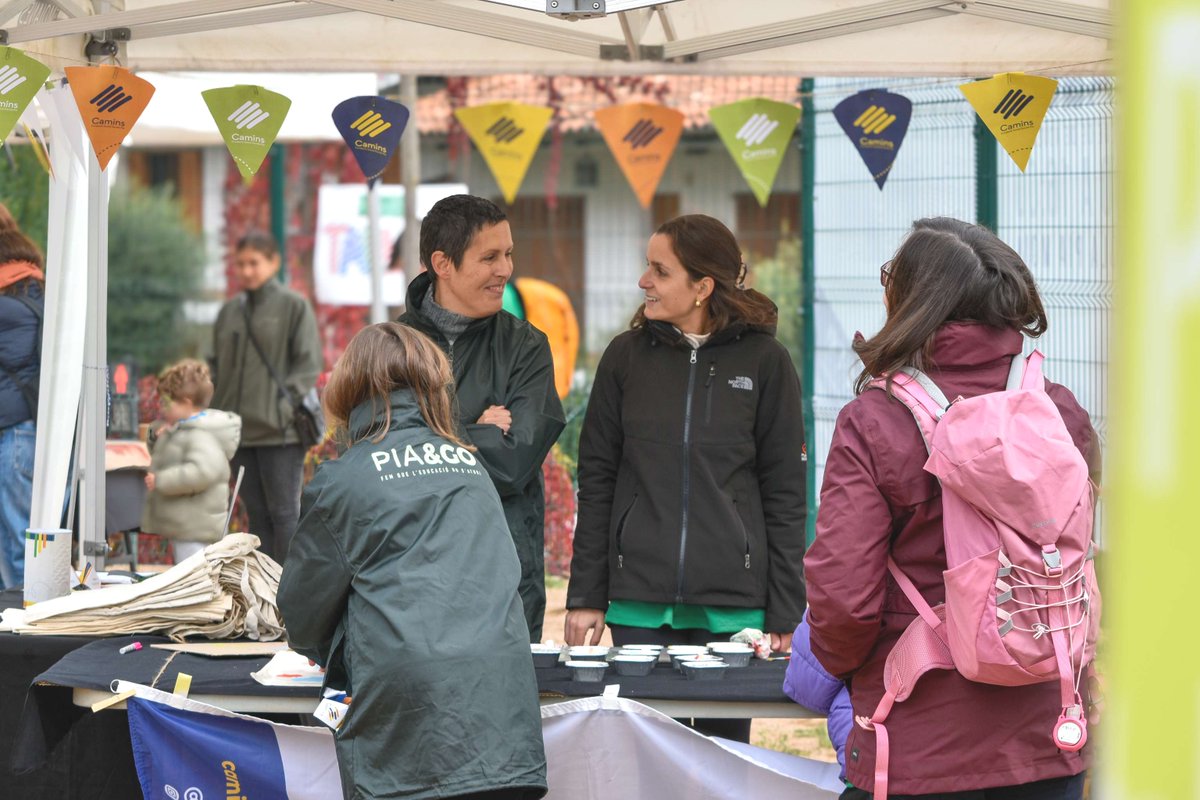 CaminsFundacio's tweet image. Gran jornada a la #PIAandGO 💙
Des de @CaminsFundacio vam sumar-hi amb el nostre taller de bosses reciclades i els 4 sabaters de les oportunitats educatives.

Gràcies a @escolapiacat per convidar-nos-hi, a ser un dia ple d’energia, solidaritat i per fer que l’educació no s’aturi!