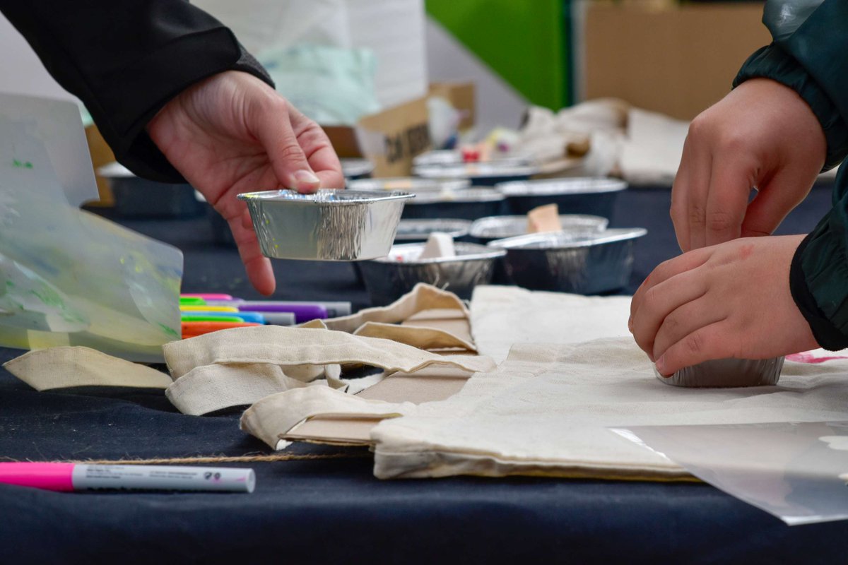 CaminsFundacio's tweet image. Gran jornada a la #PIAandGO 💙
Des de @CaminsFundacio vam sumar-hi amb el nostre taller de bosses reciclades i els 4 sabaters de les oportunitats educatives.

Gràcies a @escolapiacat per convidar-nos-hi, a ser un dia ple d’energia, solidaritat i per fer que l’educació no s’aturi!