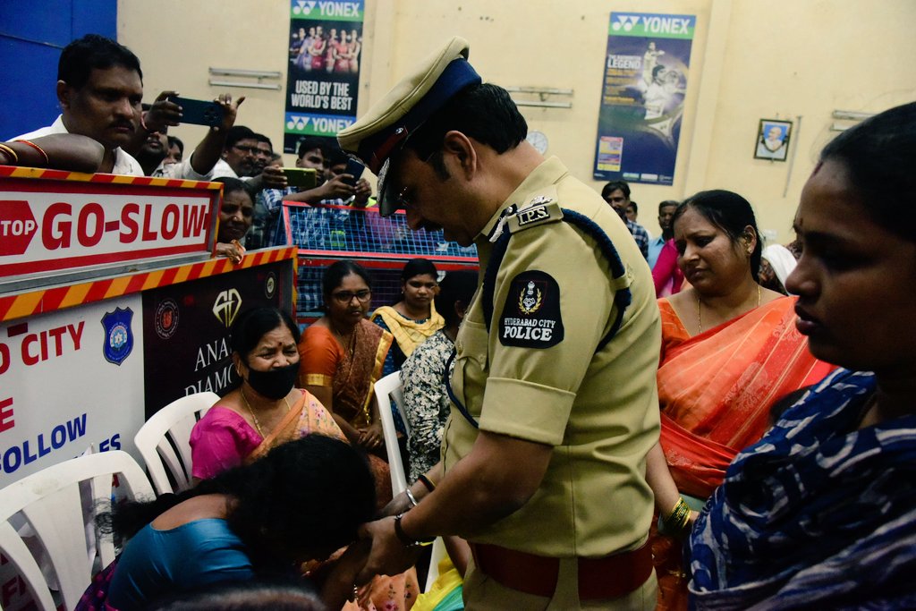 SajjanarOffice's tweet image. హైదరాబాద్ లాలాపేటలోని GHMC ఆచార్య జయశంకర్ గ్రౌండ్ లో ప్రముఖ కవి అందెశ్రీ భౌతికకాయానికి హైదరాబాద్ సీపీ(@CPHydCity) శ్రీ వీసీ సజ్జనర్, ఐపీఎస్ (@SajjanarVC) గారు నివాళులు అర్పించారు. అనంతరం ఆయన కుటుంబ సభ్యులను ఓదార్చి.. ధైర్యం చెప్పారు.

@hydcitypolice