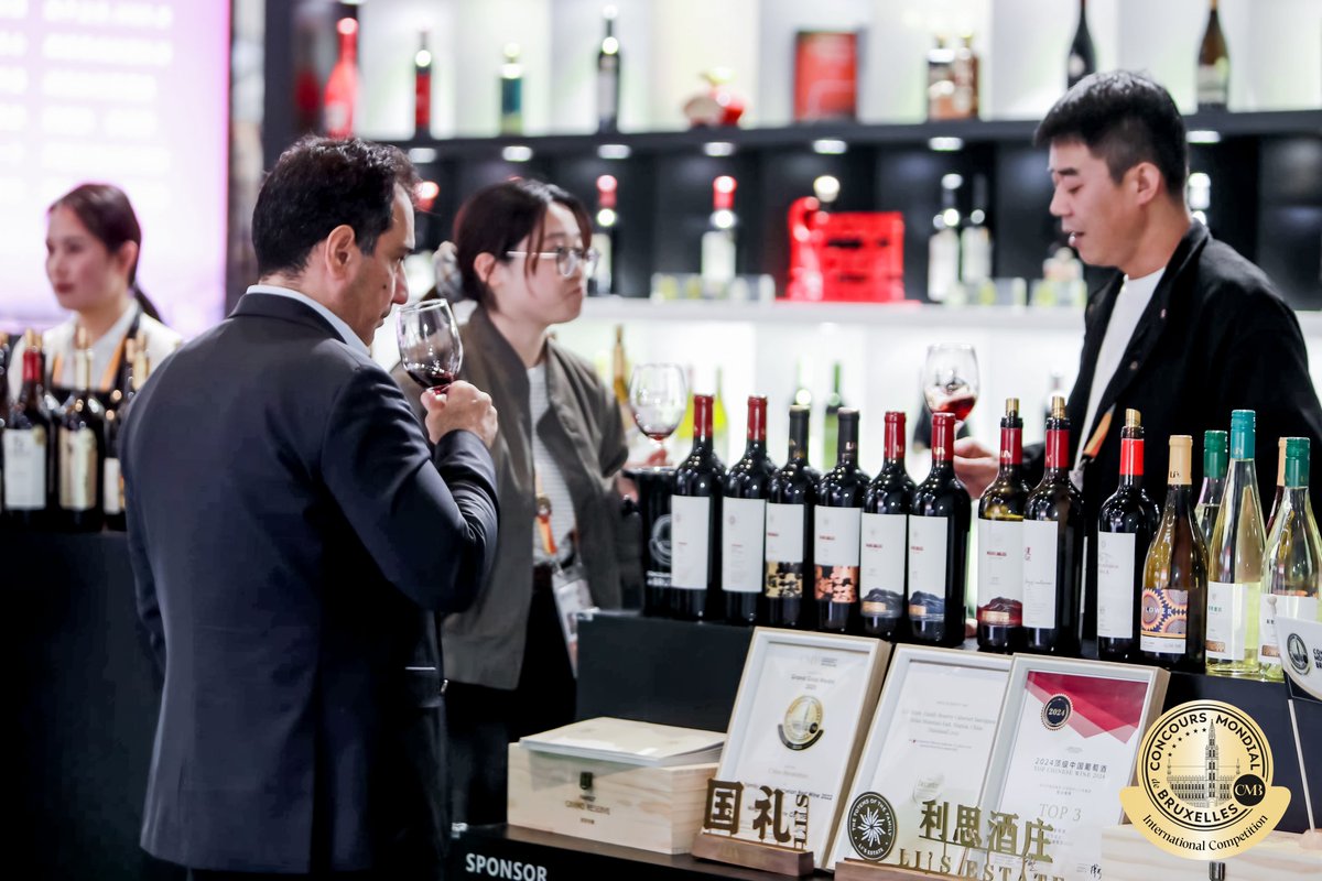 𝘼 𝙘𝙤𝙢𝙥𝙚𝙩𝙞𝙩𝙞𝙤𝙣 𝙖𝙣𝙙 𝙨𝙤 𝙢𝙪𝙘𝙝 𝙢𝙤𝙧𝙚!
🍷 During 5 days, the CMB had the honor to present nearly 100 award-winning wines and spirits at the 8th China International Import Expo in Shanghai 🇨🇳
#China #ChineseWine