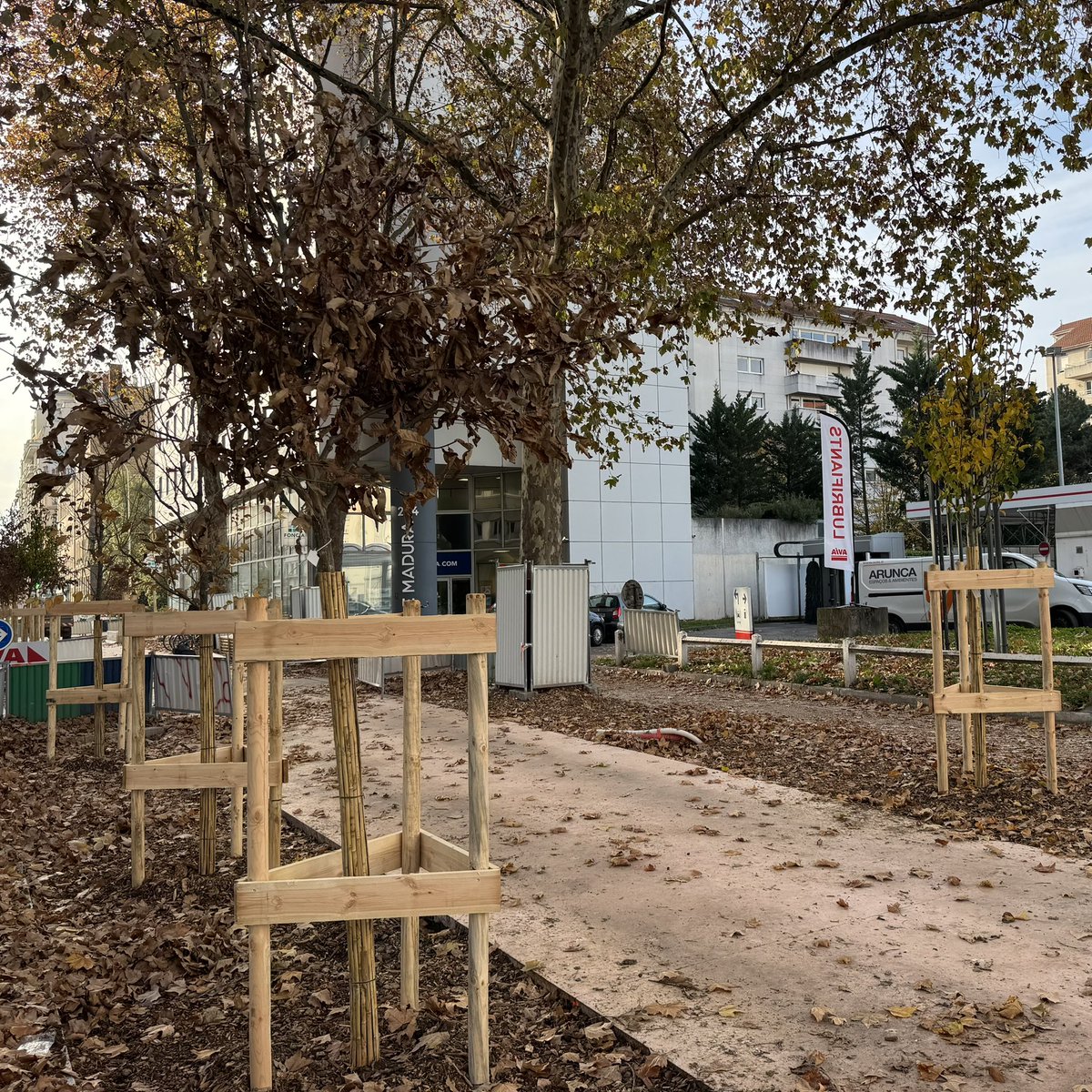 vincent_monot's tweet image. Rue Garibaldi à #Lyon, le chantier touche bientôt à sa fin et déjà de nombreux arbres sont plantés !🌳

✅156 arbres sont plantés sur cette 3e phase du projet #Garibaldi
Une rue ➖chaude, ➖bruyante et ➖polluée.
Une rue ➕agréable et sécurisée pour les riverains et les piétons.