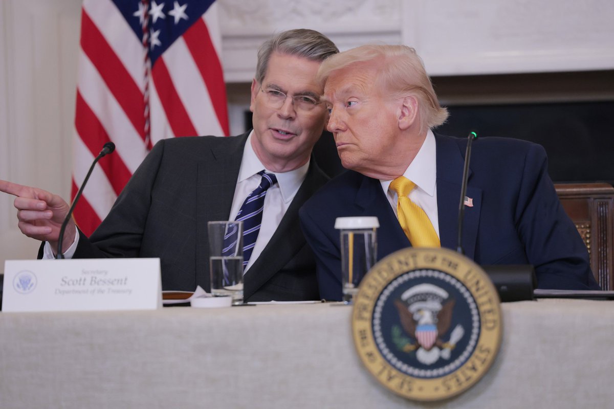 CryptoNewsHntrs's tweet image. 🇺🇸 BESSENT: TRUMP’S $2,000 DIVIDEND TO AMERICANS COULD COME IN THE FORM OF TAX CUTS.

#TaxCuts #Trump #Dividends #Economy #CryptoNews #WorldNews