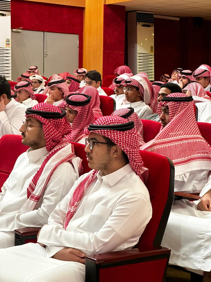 RowadBur's tweet image. اختتمت مدارس الرواد الأهلية ببريدة فعاليات ملتقى الريادة الطلابي بلقاء ختامي مميز بعنوان “الوعي المالي” قدّمه المدرب الأستاذ محمد الحربي، تناول فيه أهمية إدارة المال والتخطيط المالي الواعي لدى الشباب.

وشهد اللقاء حضور طلاب المرحلة الثانوية، وتشرفنا بمشاركة طلاب من ثانوية العبودي…