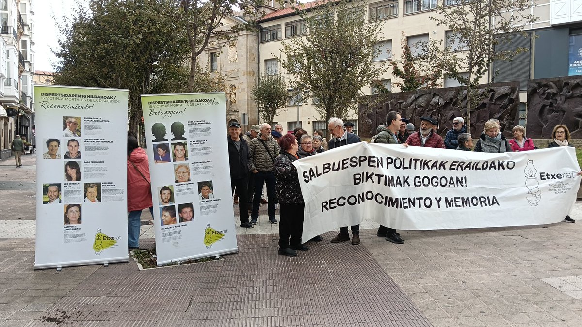 EtxeratElkartea's tweet image. Gaur, Gasteizen, Memoriaren Egunean, dispertsio politikak hiru hamarkadaz eragindako mina eta zigorra gogoratu ditugu.

Espainiar eta frantziar estatuetako espetxeetara bidean hil ziren 16 presoen senide eta lagunak gogoan. #Memoria #MemoriarenEguna

📝etxerat.eus/eu/memoriaren-…