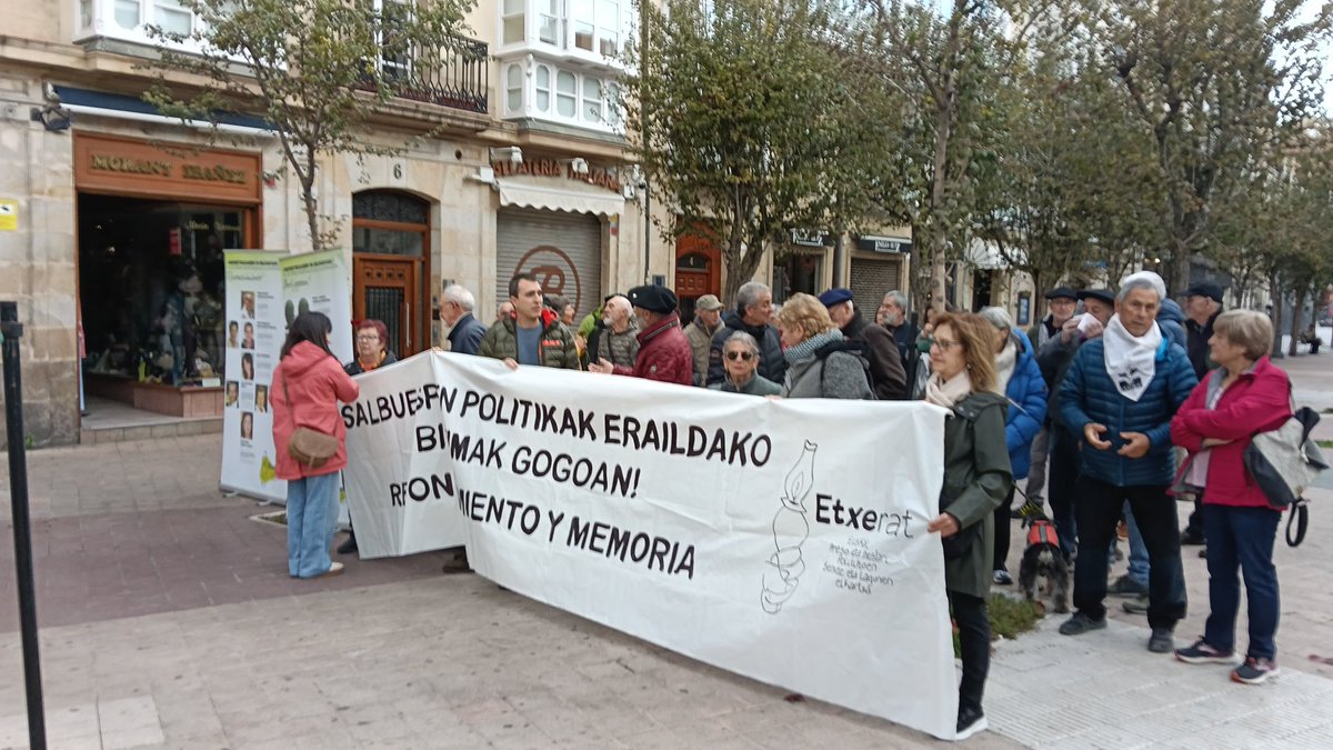 EtxeratElkartea's tweet image. Gaur, Gasteizen, Memoriaren Egunean, dispertsio politikak hiru hamarkadaz eragindako mina eta zigorra gogoratu ditugu.

Espainiar eta frantziar estatuetako espetxeetara bidean hil ziren 16 presoen senide eta lagunak gogoan. #Memoria #MemoriarenEguna

📝etxerat.eus/eu/memoriaren-…