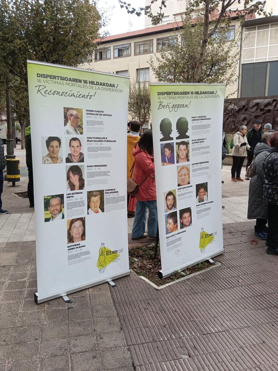 Gaur, Gasteizen, Memoriaren Egunean, dispertsio politikak hiru hamarkadaz eragindako mina eta zigorra gogoratu ditugu.

Espainiar eta frantziar estatuetako espetxeetara bidean hil ziren 16 presoen senide eta lagunak gogoan. #Memoria #MemoriarenEguna

📝etxerat.eus/eu/memoriaren-…