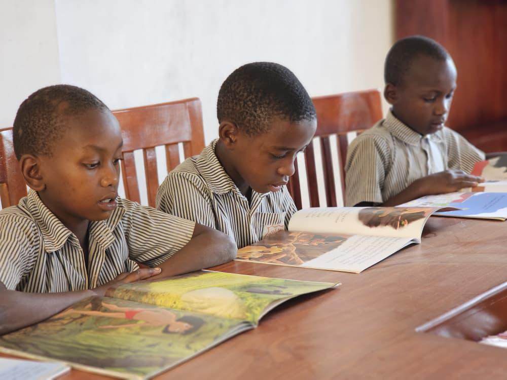 4_oiseaux's tweet image. #ForeverFriendsofUganda Wonderful to see!
Ten students who have just completed their UCE (equivalent of GCSE) have agreed to do a month of voluntary work at Little Angels Primary School.
Here are 2 of them supporting our Reading for Pleasure programme.