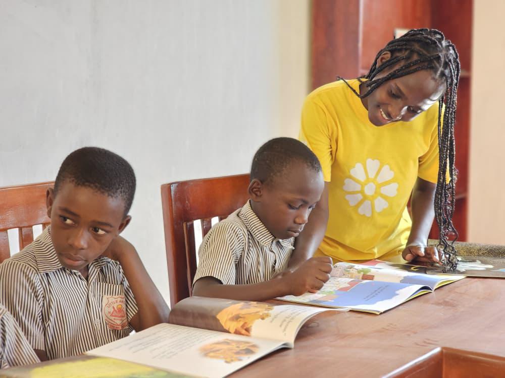 4_oiseaux's tweet image. #ForeverFriendsofUganda Wonderful to see!
Ten students who have just completed their UCE (equivalent of GCSE) have agreed to do a month of voluntary work at Little Angels Primary School.
Here are 2 of them supporting our Reading for Pleasure programme.