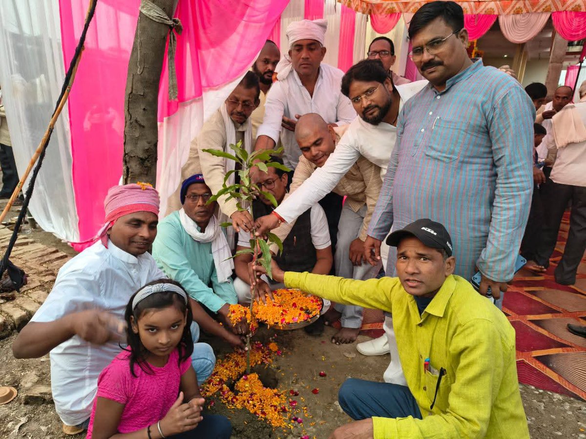 dewanandpatel4's tweet image. भारतीय कुर्मि क्षत्रिय महासभा की ओर से श्री छोटेलाल पटेल जिला पंचायतसदस्य संरक्षक श्री शरद पटेल प्रदेश महासचिव श्री दीपक पटेल मंडल अध्यक्ष श्री गंगा प्रसाद पटेल कोषाध्यक्ष एवं श्री राम सुंदर भारती पूर्व बिडियो बेचन लाल गौतम अध्यापक पूर्व प्रत्याशी MLA श्रीरामफेर गौतम जी