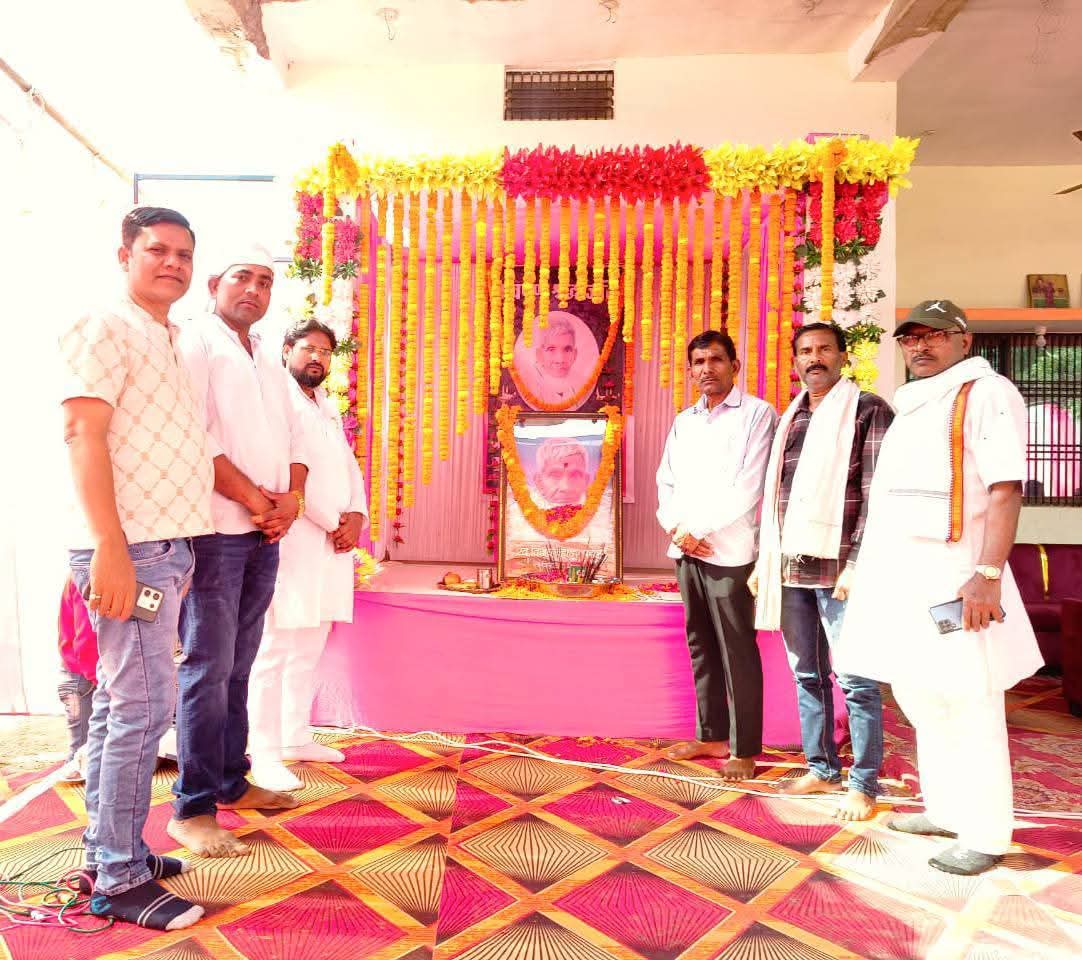 dewanandpatel4's tweet image. भारतीय कुर्मि क्षत्रिय महासभा की ओर से श्री छोटेलाल पटेल जिला पंचायतसदस्य संरक्षक श्री शरद पटेल प्रदेश महासचिव श्री दीपक पटेल मंडल अध्यक्ष श्री गंगा प्रसाद पटेल कोषाध्यक्ष एवं श्री राम सुंदर भारती पूर्व बिडियो बेचन लाल गौतम अध्यापक पूर्व प्रत्याशी MLA श्रीरामफेर गौतम जी