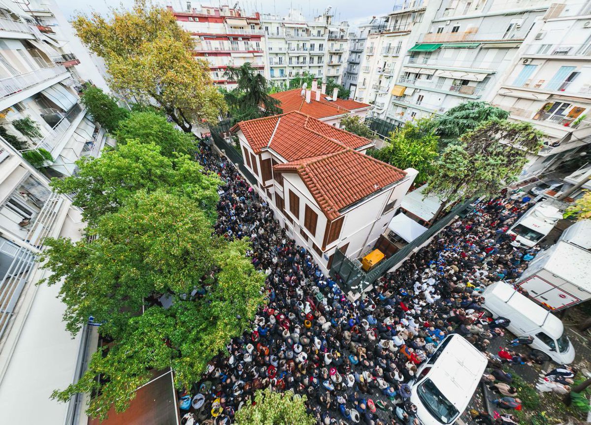 abdullah_eren's tweet photo. Bugün Selanik’te, Cumhuriyetimizin kurucusu Gazi Mustafa Kemal Atatürk’ü, ebediyete irtihalinin 87’nci yılında vatandaşlarımızın yoğun katılımıyla minnet ve saygıyla andık.

Aziz vatanımız uğruna canını ortaya koyan başta Gazi Mustafa Kemal Atatürk olmak üzere tüm kahramanlarımızın aziz mirasına sahip çıkmaya, onların emanetini yaşatıyoruz.

Bu duygularla, Rumeli’den soydaş coğrafyalara uzanan geniş bir gönül ikliminde; ortak tarihimizin, kültürel mirasımızın ve kardeşliğimizin izlerini yaşatmak için var gücümüzle çalışmaya devam edeceğiz.

📍 Selanik Atatürk Evi 🇹🇷 #10Kasım