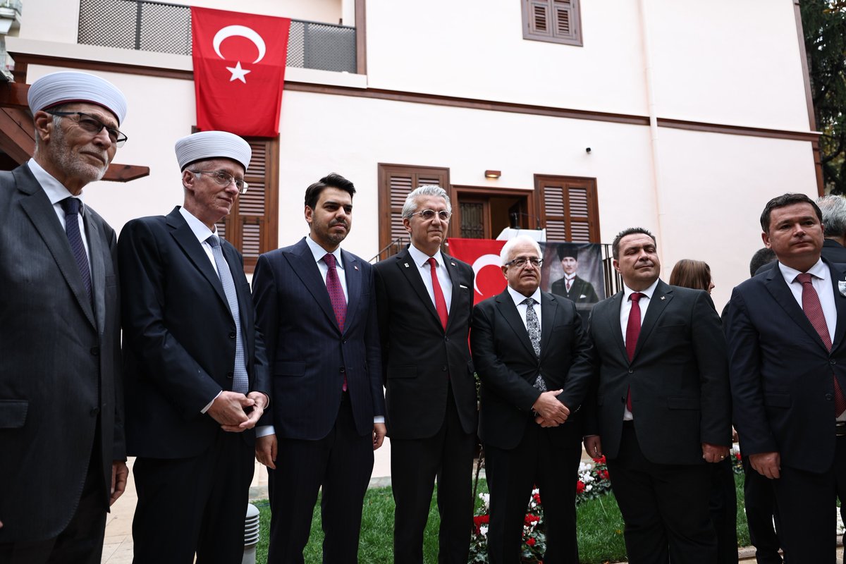 abdullah_eren's tweet photo. Bugün Selanik’te, Cumhuriyetimizin kurucusu Gazi Mustafa Kemal Atatürk’ü, ebediyete irtihalinin 87’nci yılında vatandaşlarımızın yoğun katılımıyla minnet ve saygıyla andık.

Aziz vatanımız uğruna canını ortaya koyan başta Gazi Mustafa Kemal Atatürk olmak üzere tüm kahramanlarımızın aziz mirasına sahip çıkmaya, onların emanetini yaşatıyoruz.

Bu duygularla, Rumeli’den soydaş coğrafyalara uzanan geniş bir gönül ikliminde; ortak tarihimizin, kültürel mirasımızın ve kardeşliğimizin izlerini yaşatmak için var gücümüzle çalışmaya devam edeceğiz.

📍 Selanik Atatürk Evi 🇹🇷 #10Kasım