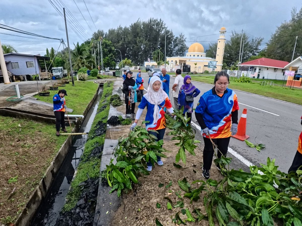 Program CSR melibatkan JKR WP Labuan, Syarikat Konsesi Lintasan Resources Sdn Bhd dan warga Kampung Sg Labu telah diadakan bagi kesiapsiagaan menghadapi Monsun Timur Laut (November 2025 hingga Mac 2026).

<a href="/RoslanisE/">Roslan bin Ismail</a>
<a href="/TKPKR_Infra/">TKPKR (Sektor Infra)</a>
<a href="/IPJKR_Official/">JKR Malaysia Rasmi</a>