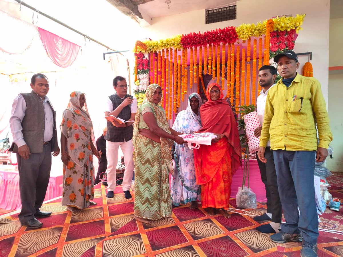 dewanandpatel4's tweet image. अरविंद पटेल पत्रकार श्री कपूर चंद पटेल पूर्व वीडीसी अध्यापक श्री सुनील कुमार पटेल आईटी सेल अद पूर्व प्रधानाचार्य देवानंद पटेल वास्तविक मित्रगण उपस्थित रहे 🌹🙏 इस अवसर पर बच्चों को बैंग एवं महिलाओं पुरुषों को शाल देकर के सम्मानित कियागया
उनकी याद में वृक्षारोपण किया गया 🌲🌄✌️✍️