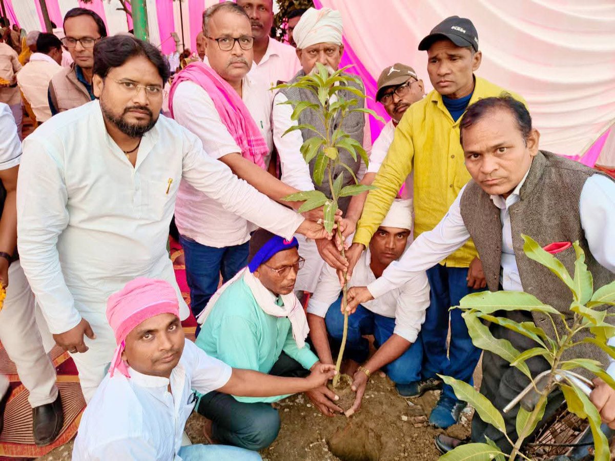 dewanandpatel4's tweet image. अरविंद पटेल पत्रकार श्री कपूर चंद पटेल पूर्व वीडीसी अध्यापक श्री सुनील कुमार पटेल आईटी सेल अद पूर्व प्रधानाचार्य देवानंद पटेल वास्तविक मित्रगण उपस्थित रहे 🌹🙏 इस अवसर पर बच्चों को बैंग एवं महिलाओं पुरुषों को शाल देकर के सम्मानित कियागया
उनकी याद में वृक्षारोपण किया गया 🌲🌄✌️✍️