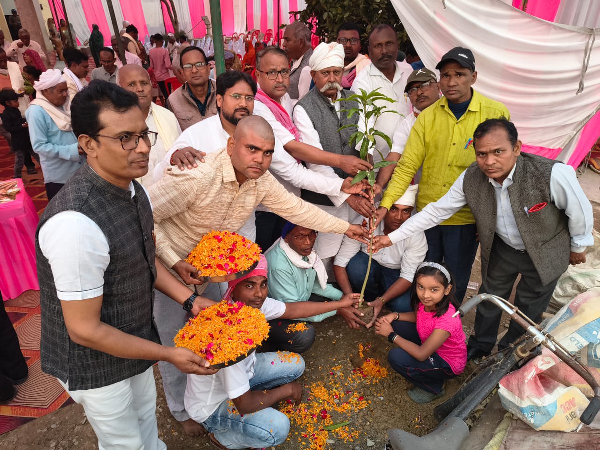 dewanandpatel4's tweet image. अरविंद पटेल पत्रकार श्री कपूर चंद पटेल पूर्व वीडीसी अध्यापक श्री सुनील कुमार पटेल आईटी सेल अद पूर्व प्रधानाचार्य देवानंद पटेल वास्तविक मित्रगण उपस्थित रहे 🌹🙏 इस अवसर पर बच्चों को बैंग एवं महिलाओं पुरुषों को शाल देकर के सम्मानित कियागया
उनकी याद में वृक्षारोपण किया गया 🌲🌄✌️✍️