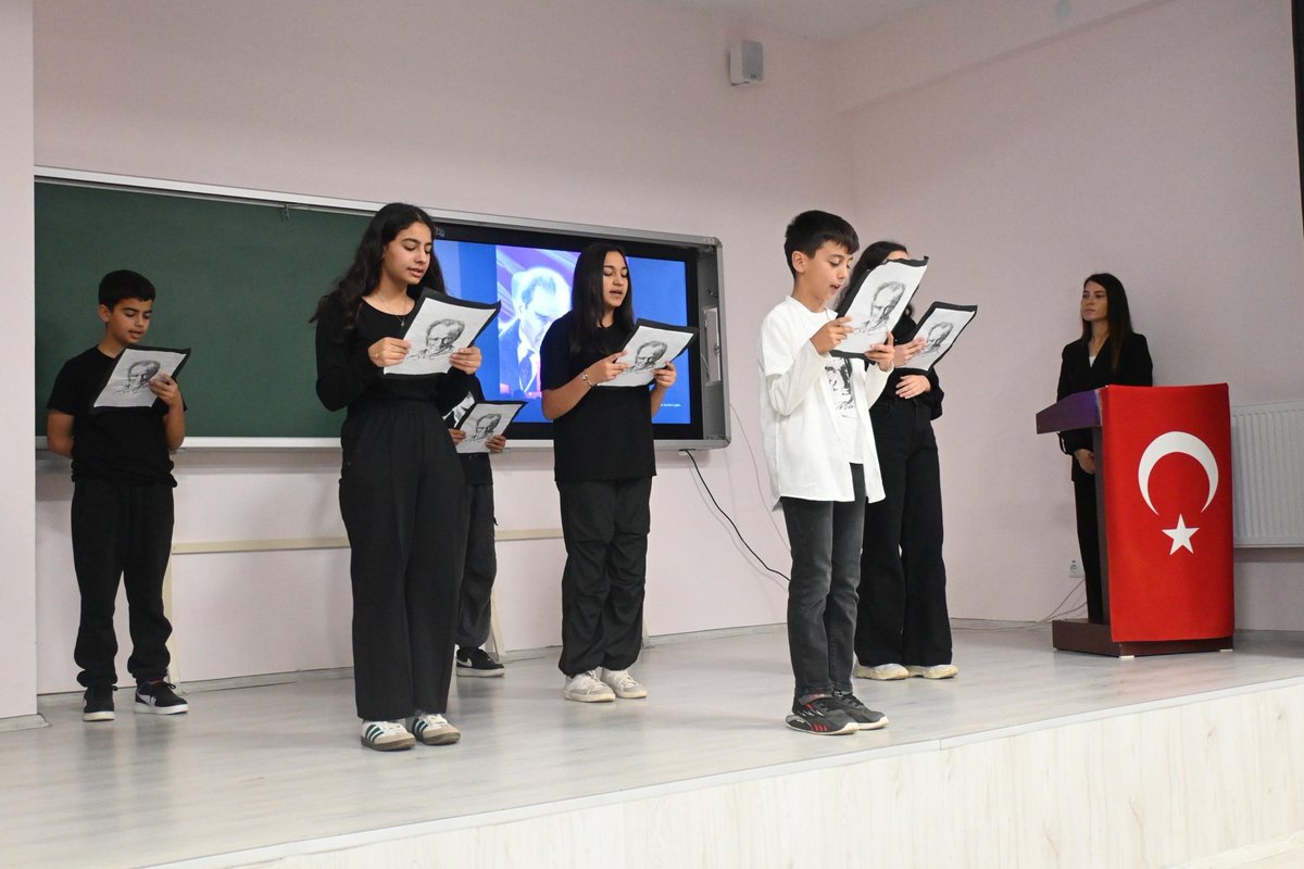 Kaymakamımız Sayın Mücahit Ünal, 10 Kasım Atatürk'ü Anma Günü münasebetiyle düzenlenen çelenk sunma törenine ve Atatürk İlk ve Orta Okulu tarafından düzenlenen anma programına katıldı.

Cumhuriyetimizin kurucusu Gazi Mustafa Kemal Atatürk’ü ebediyete intikalinin 87. yılında