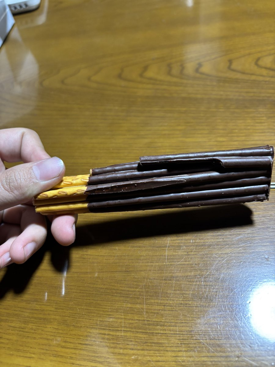 ついさっきポッキー買って開封した時に違和感がして見てみたら中で溶けてそのまま固まっててびっくりした