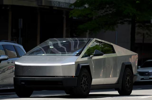 🇺🇸 TESLA’S CYBERTRUCK BOSS DRIVES OFF AFTER 8 INCREDIBLE YEARS WITH ELON’S CREW

Siddhant Awasthi, who helped turn Elon’s wild Cybertruck dream into a real, road-ready beast, just announced he’s leaving Tesla after eight incredible years.

He joined as an intern and ended up