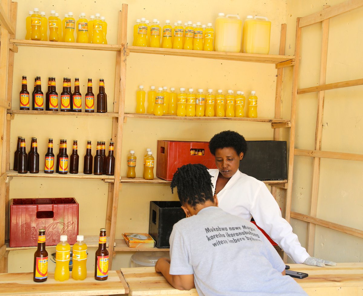 ProfemmesTH's tweet image. Women &amp;amp; youth entrepreneurs in horticulture🌱, poultry🐔, dairy🥛, &amp;amp;meat🥩value chains are thriving with confidence!
With seed capital from the #VIBE program, they’ve invested in essential equipment that’s driving productivity, strengthening financial stability and creating jobs.