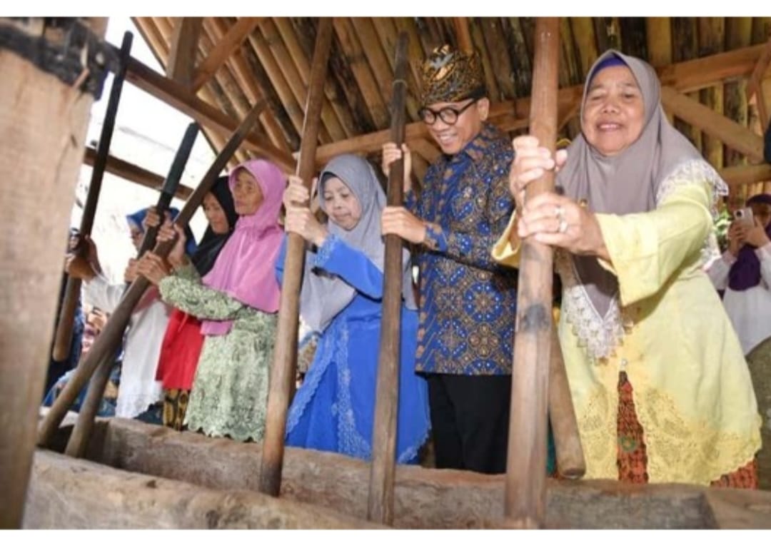 aidil5y's tweet photo. Menteri Yandri Susanto hadir di Festival Kampung Adat Cikondang, mendorong desa wisata dan lumbung pangan untuk kesejahteraan dan pemberantasan. Kemiskinan.

#DesaWisataCikondang
#SaveLumbungPangan
#MenteriDesaDiCikondang

@prabowo
@YandriSusanto
@ArizaPatria https://t.co/677DBXUp1b