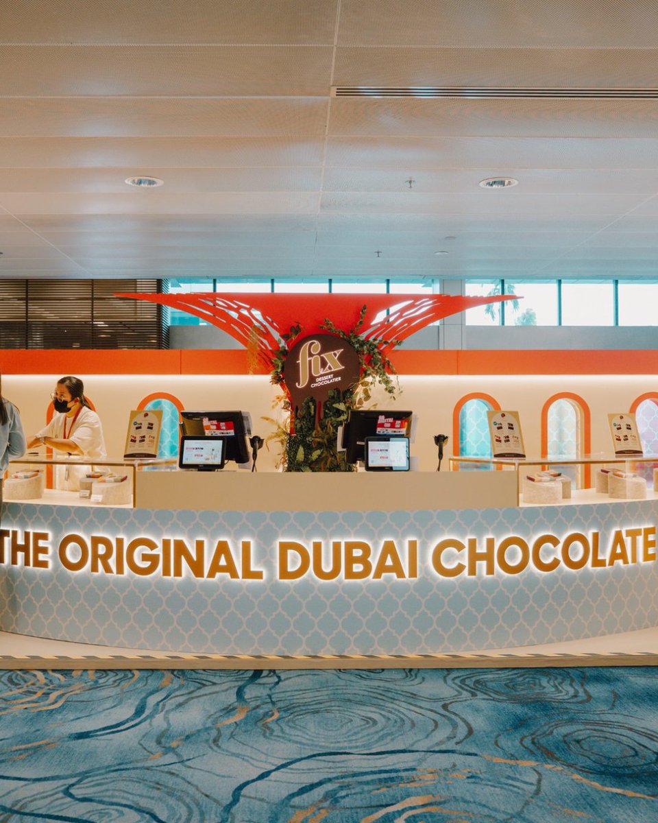 FIX Dessert Chocolatier, the Dubai brand behind the viral “Dubai Chocolate,” is at Changi T1 for its first Asia‑Pacific pop‑up! Try fan‑fave “Can’t Get Knafeh Of It” &amp; more.

✈️Ends Jan 30, 2026 — perfect for a treat or souvenir!

🔗thebeat.asia/singapore/deli…

#TheBeatSingapore