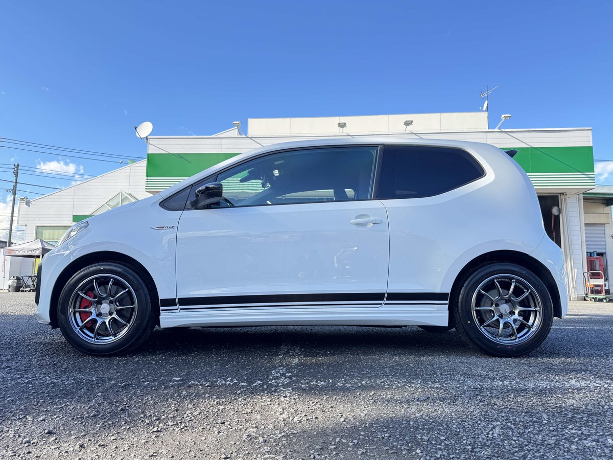 HigasikurumeTg's tweet photo. 本日はこちらっ!
VWのUP GTI に
ADVAN Racing RZⅡ
ハイパーブラックをお取り付け♪
合わせるタイヤは NEOVA AD09!
純正17インチから15へインチダウン!
#タイヤガーデン #東京 #東久留米 #ヨコハマタイヤ #ヨコハマホイール #advanracing #タイヤ交換 #ホイール交換 #vwupgti #AD09 #RZ2 https://t.co/Up3M6PO10K