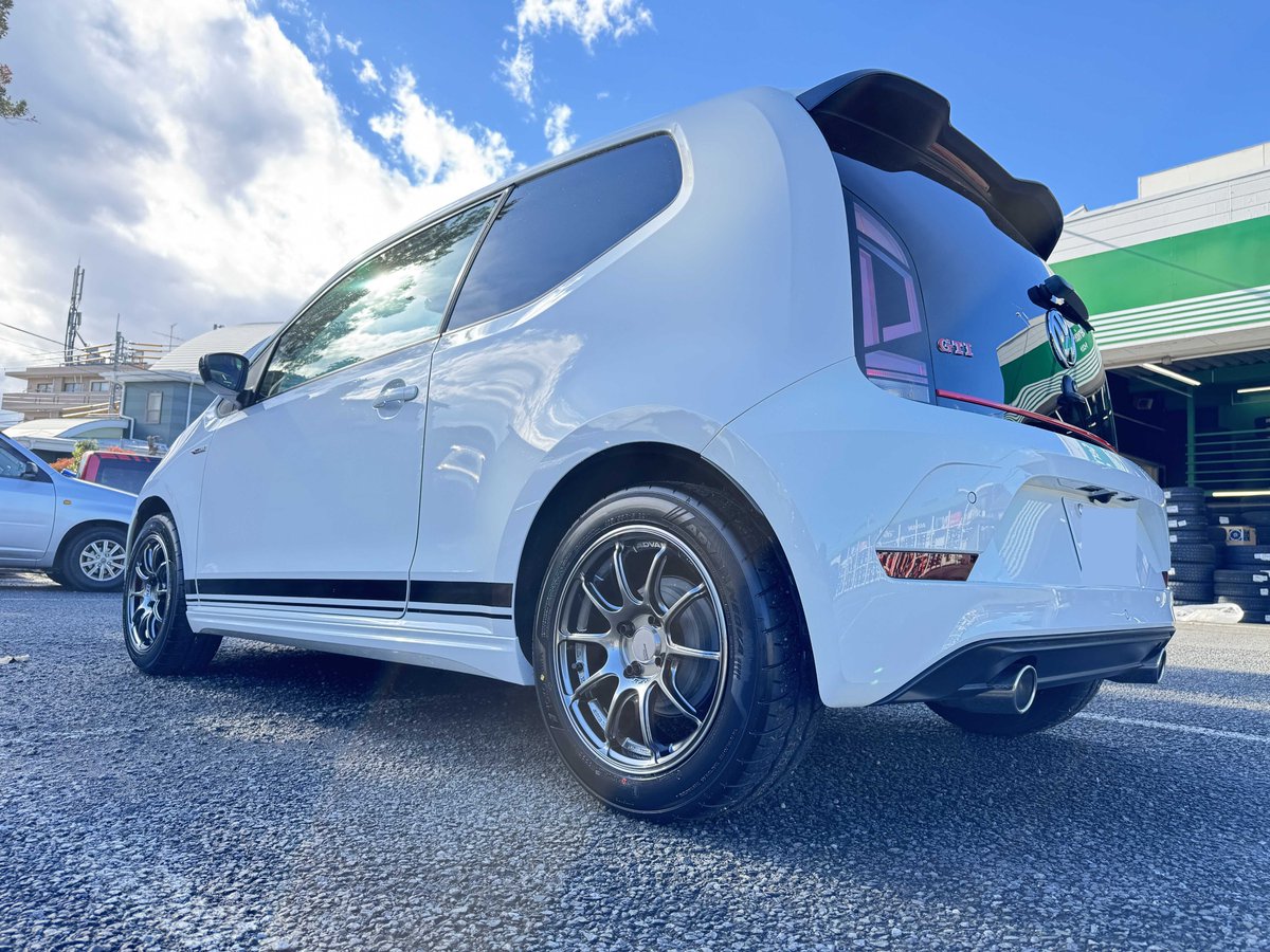 HigasikurumeTg's tweet photo. 本日はこちらっ!
VWのUP GTI に
ADVAN Racing RZⅡ
ハイパーブラックをお取り付け♪
合わせるタイヤは NEOVA AD09!
純正17インチから15へインチダウン!
#タイヤガーデン #東京 #東久留米 #ヨコハマタイヤ #ヨコハマホイール #advanracing #タイヤ交換 #ホイール交換 #vwupgti #AD09 #RZ2 https://t.co/Up3M6PO10K
