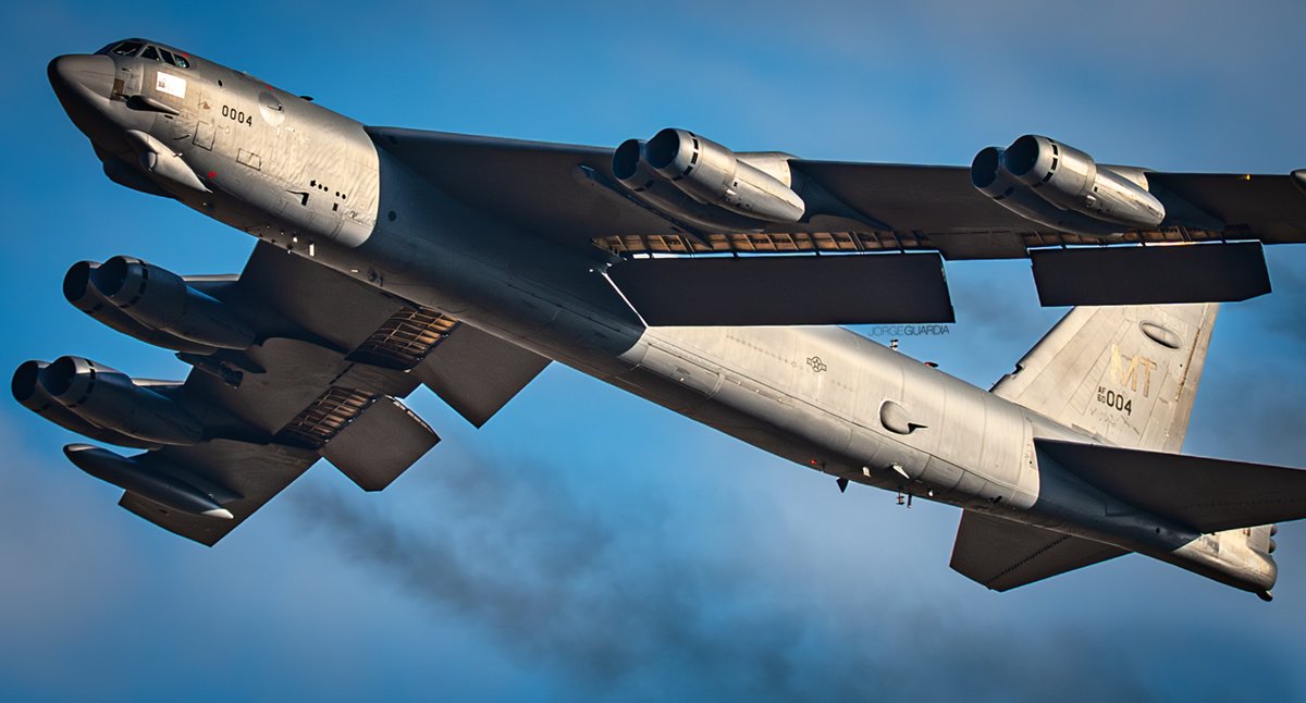 60 años de edad nunca habían lucido tan épicos.
#B52 #USAF #BUFF #Stratofortress #avgeek #Sevilla