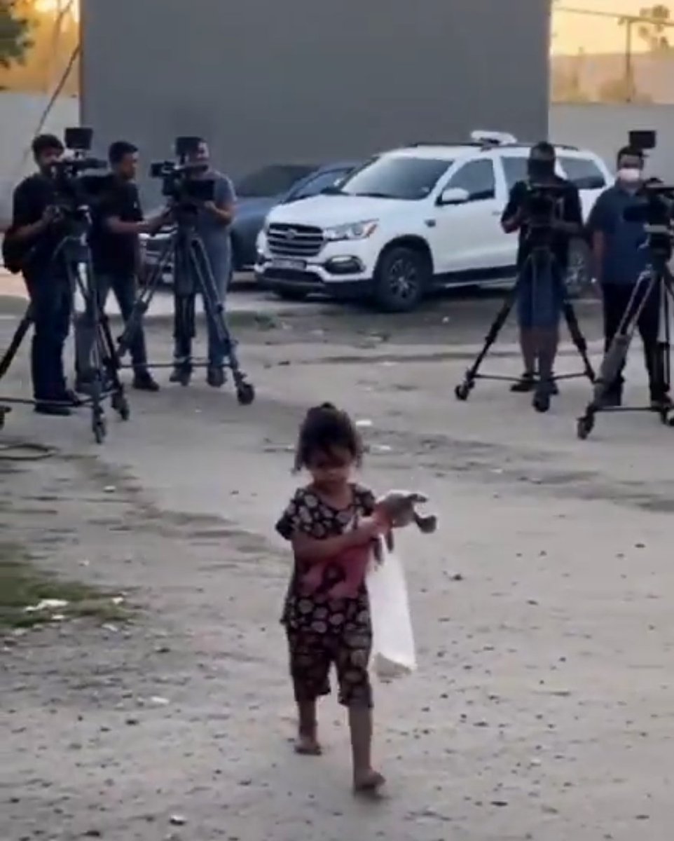 Como é produzida a propaganda que o Ocidente come às colheres. x.com/hippyygoat/sta…