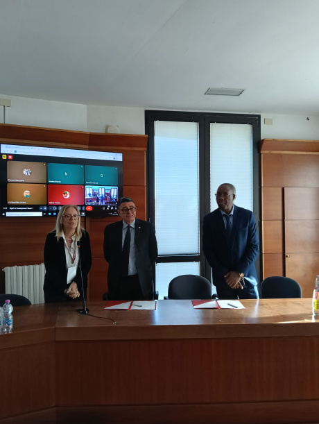 unisiena's tweet photo. Siglato al Complesso didattico Mattioli lo Student Faculty Exchange Protocol dal rettore dell'#Università di #Siena, #RobertoDiPietra, e dal prof. Serges Kamga, Dean della Faculty of Law della University of the Free State (Sudafrica).
👉 https://t.co/CTNNRyNk0f https://t.co/rjwkIvbVuQ