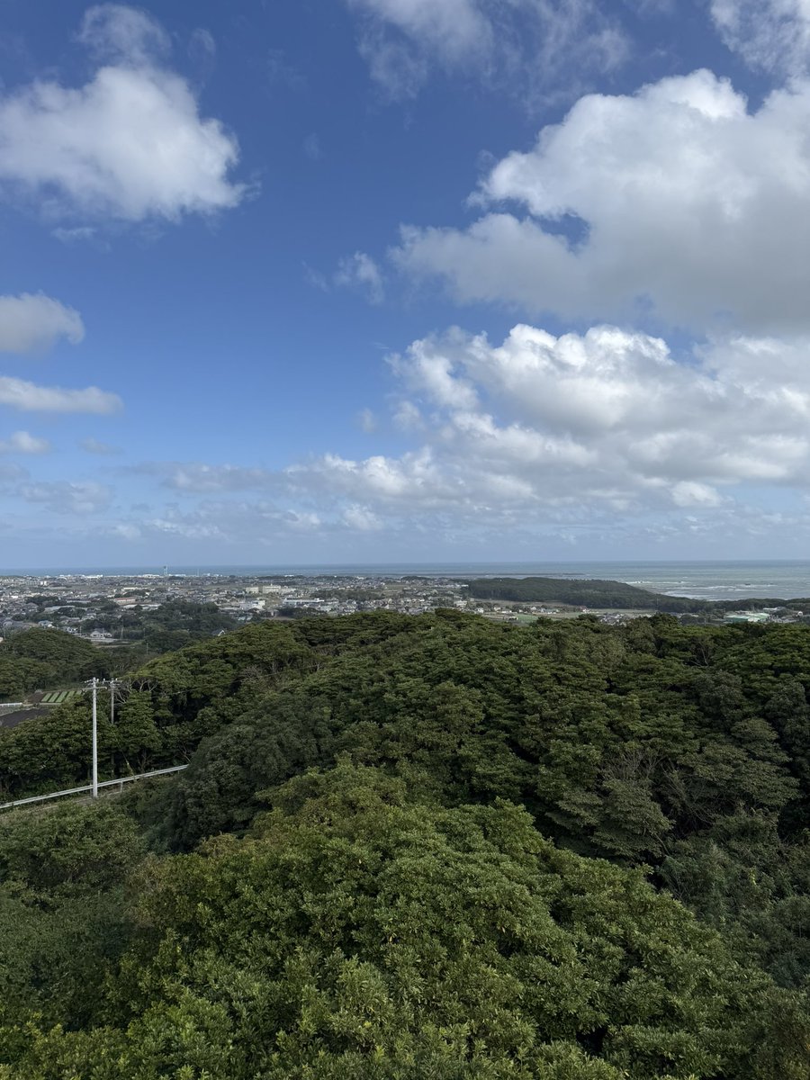 t_fawkik's tweet image. 地球の丸く見える丘展望館

地球の丸く見える丘展望館は、北総地区（千葉県北東部）で一番高い愛宕山の頂上に位置しています。屋上の展望スペースから見える風景に、“地球が丸い”という事を実感できます。

Past photos. 10.14

#展望館 #銚子 #千葉
#写真好きな人と繋がりたい
#iPhoneで撮影