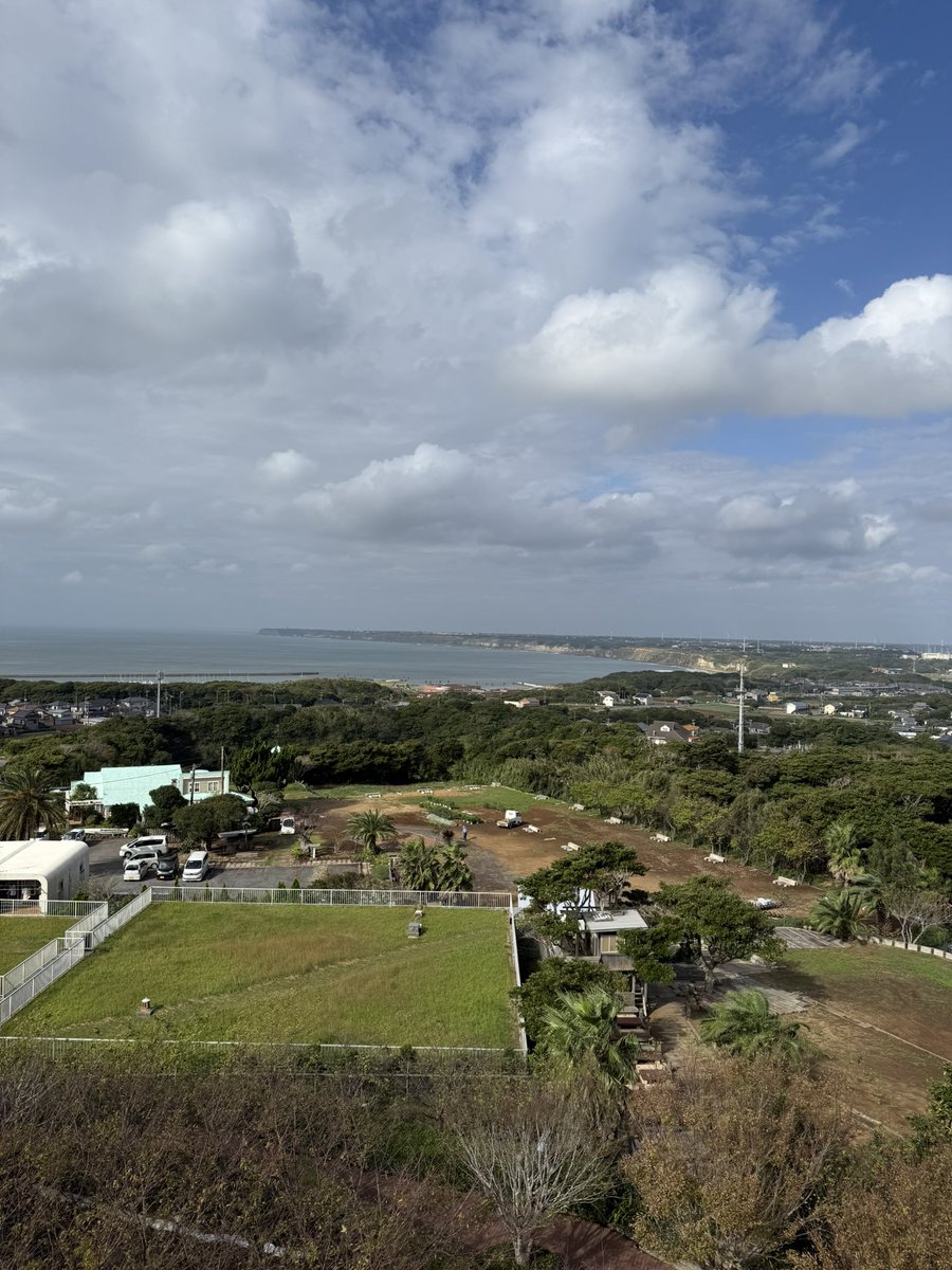 t_fawkik's tweet image. 地球の丸く見える丘展望館

地球の丸く見える丘展望館は、北総地区（千葉県北東部）で一番高い愛宕山の頂上に位置しています。屋上の展望スペースから見える風景に、“地球が丸い”という事を実感できます。

Past photos. 10.14

#展望館 #銚子 #千葉
#写真好きな人と繋がりたい
#iPhoneで撮影