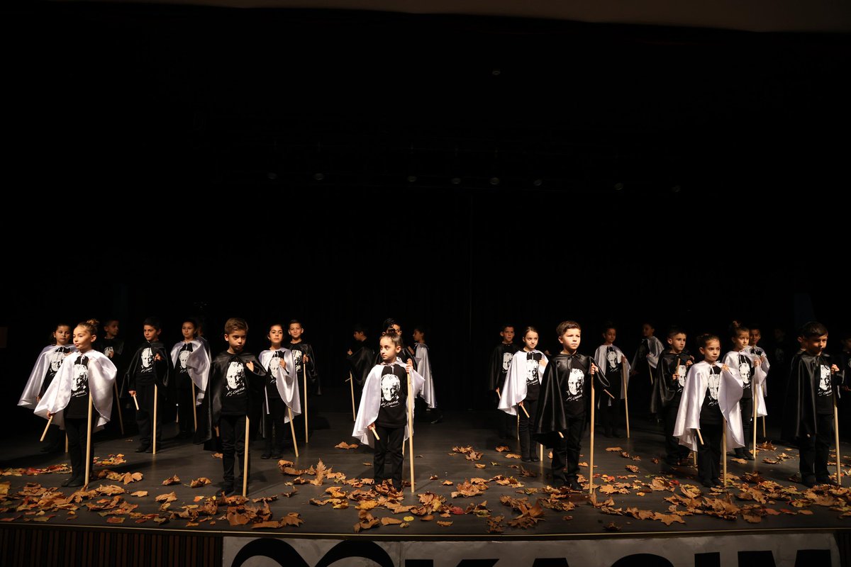 Gazi Mustafa Kemal Atatürk’ü, saygı, sevgi ve sonsuz özlemle anıyoruz.

Çekmeköy’ün parklarında, okullarında, sokaklarında büyüyen her çocuğun kalbinde Atatürk’ün sevgisi, ışığı ve umudu var. Bizler de o çocukların gözlerindeki parıltıda, Cumhuriyet’in geleceğini görüyoruz.