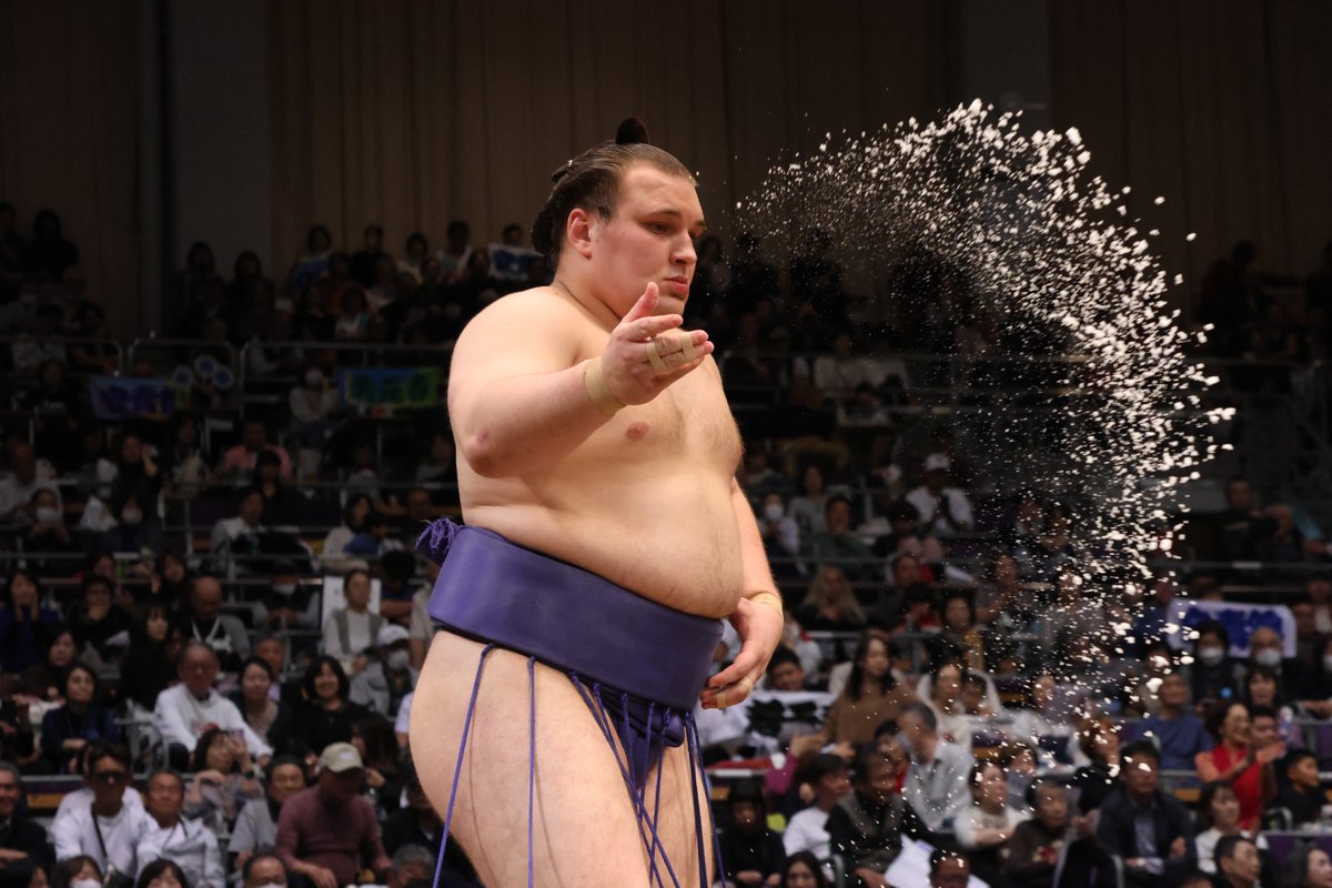 二日目の様子＞ 幕内取組 安青錦（2勝） 寄り倒し 若元春（2敗） #sumo