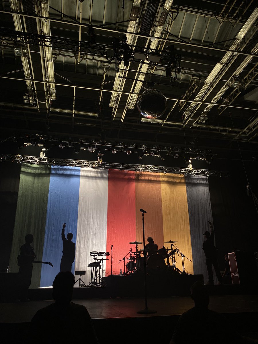 Dün akşam Turnstile konserinin tamamını en önde izleyip son şarkıda sahneye çıktım. Core memory gibi core memory. 🥹