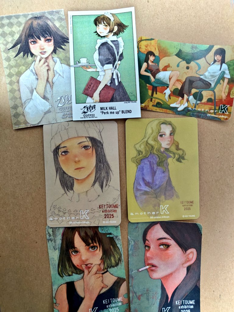 planetalindo's tweet photo. #DScaiman での冬目ケイ先生の展示 #anotherK で買ったグッズ(の一部)などを並べて見ていたら、最後の最後に見納めしてきた時に買ったランダムのチェキ風カードはまさかのサイン入りでした!入場時に配布されたステッカーも素敵だし、 #ジヴォンコーヒー コラボラベルのハルちゃんもかわいいです。 https://t.co/qgyOMJSB6p