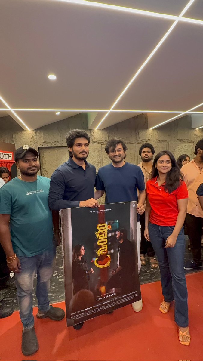 MattersOfMovies's tweet photo. #CMANTHAM movie trailer launched by talented hero #PuriAkash garu 🧡
🎧https://t.co/xp6luCe9DB
#CManthamOnNov14 🔥
🎬 Directed by: Sudhakar Paani
🌟 Starring: Vajrayogi, Shreya Bharti
🎶 Music: S Suhas https://t.co/owJoMWrbu9