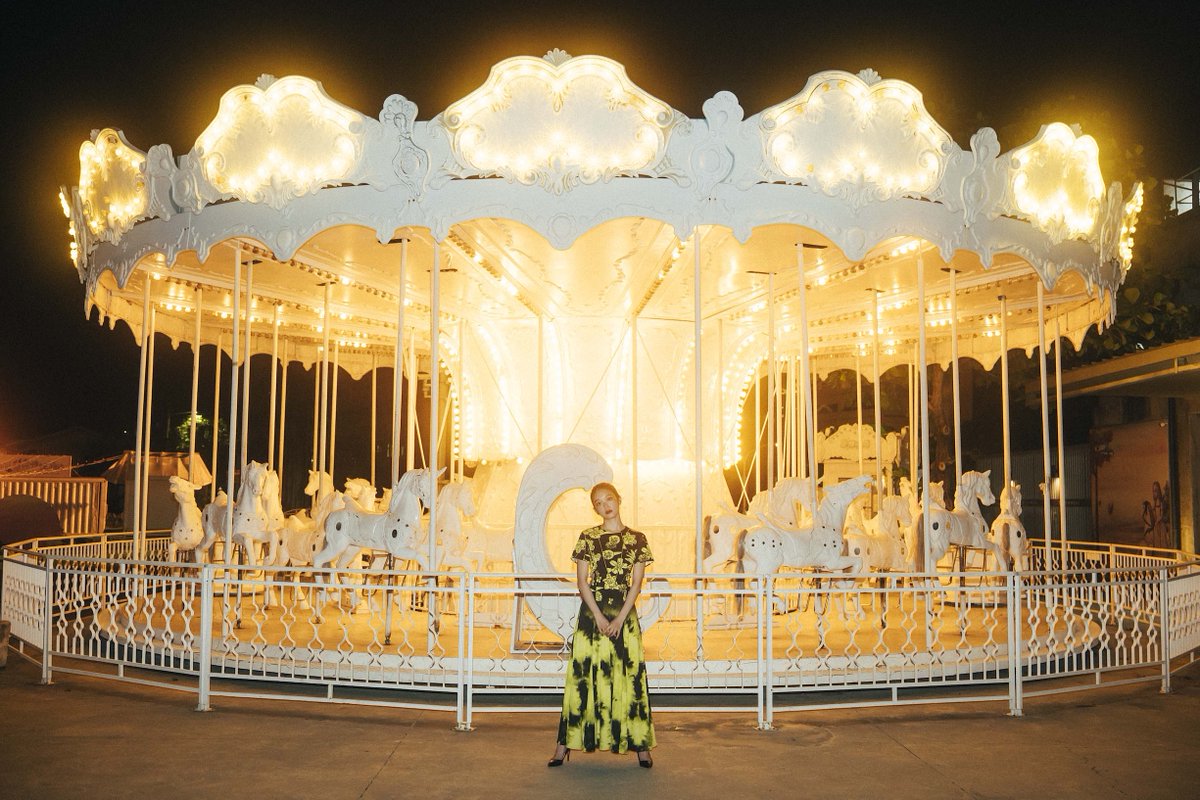 BLTTV's tweet image. #髙石あかり ファースト写真集 #幻灯 🇹🇼

まだアザーカットあります！
ロケ期間中に出会った&quot;幻&quot;のメリーゴーランド🎠
撮影初日に出会い、急遽撮影を決めました📸

ここでのカットから写真集は始まっています📖
ぜひチェックを👍👍👍

ご購入は⬇️から
◆Amazon限定表紙版（残りわずか!）…