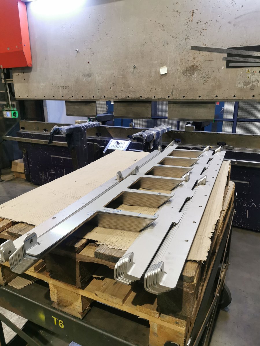 Midthermlaser's tweet image. #MetalMonday - 5mm 304 Forming

Here are some 5mm 304 stainless steel plates recently formed on our 250-tonne press brake. 

This press can form up to 4m long in some thicknesses. For more information on our capabilities, please click here buff.ly/Vzvgs7T 

#Forming
