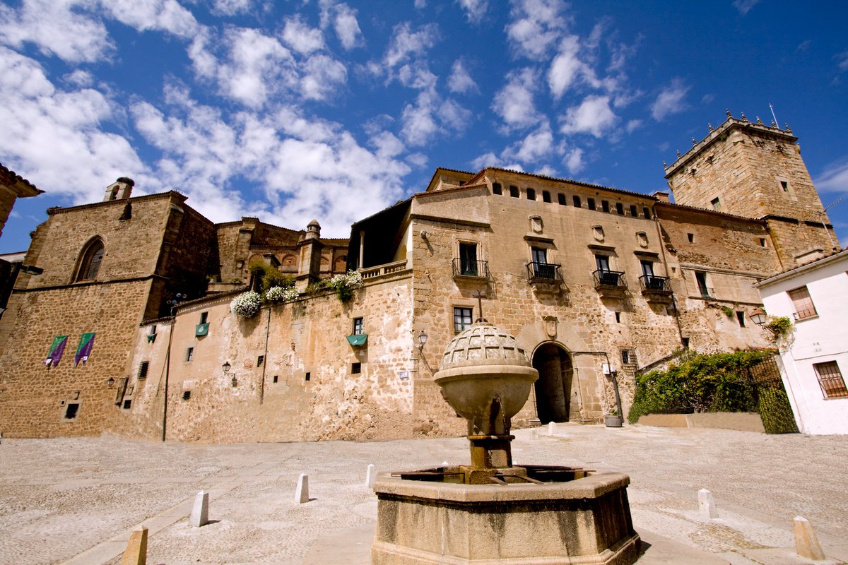 extremadura_tur's tweet image. La Noche de las Artes en #Plasencia se celebra el sábado 15 de noviembre y abre los principales monumentos a las visitas guiadas fuera de su horario habitual. Una oportunidad estupenda para conocer el patrimonio de Plasencia 👇
planvex.es/web/2025/11/no… vía @planvex