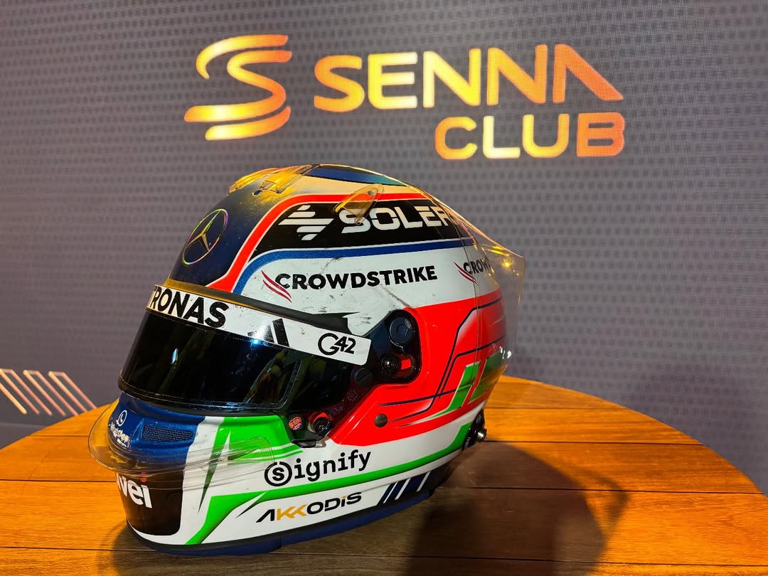 MercedesF1_Hub's tweet photo. Kimi Antonelli gave his second-place helmet from yesterday’s race to the Senna family collection.

[@EstagiariodaF1] https://t.co/3aOlCtGFmq