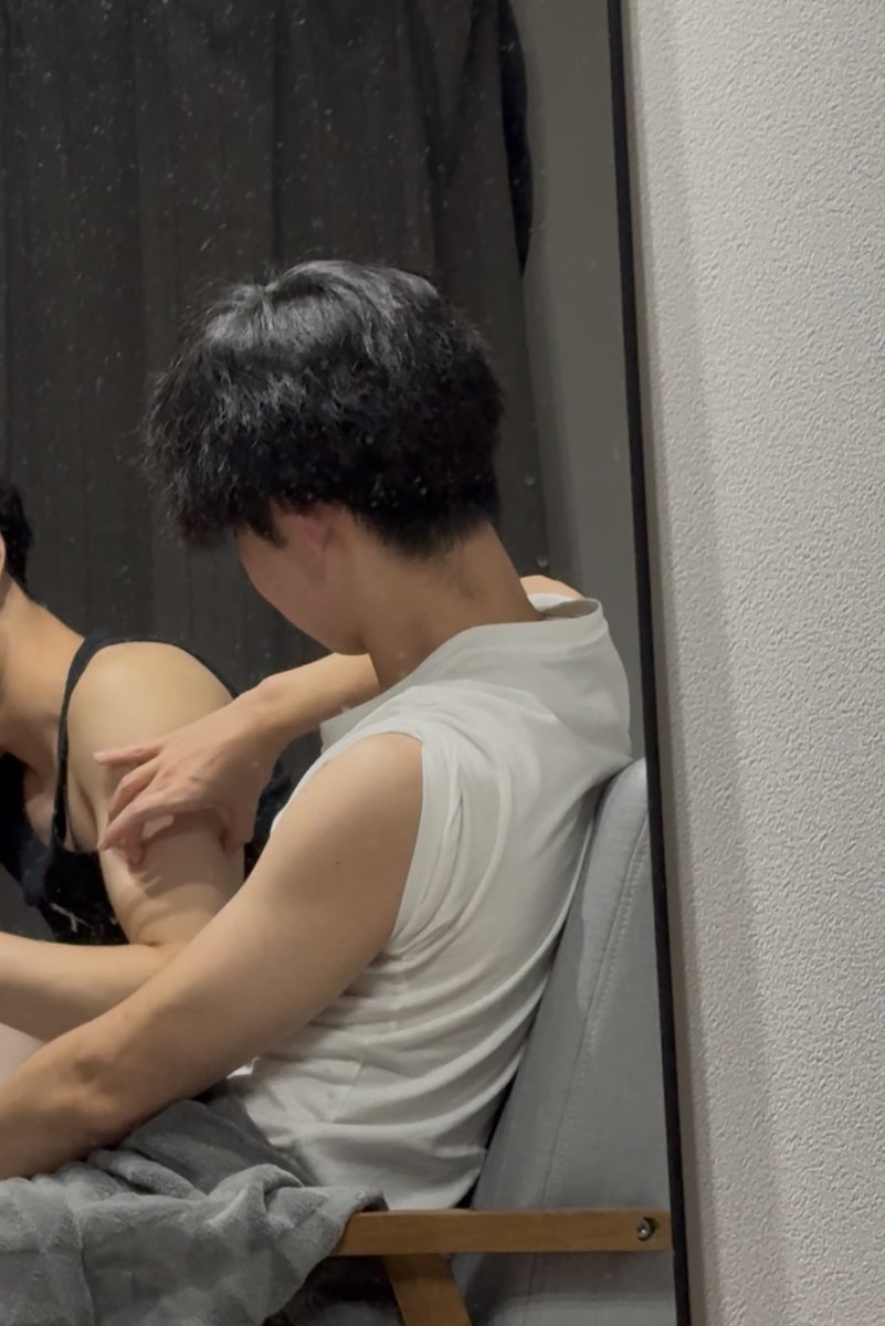 酒飲んでるうちに筋肉比べ合いになった